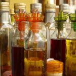 Aceto naturale per piante, applicato con attenzione per favorire la crescita senza danneggiarle.