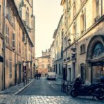 Vicoli romantici di una città italiana, caffè storici e atmosfera elegante, simile a Parigi.
