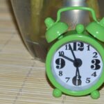 Immagine di un bicchiere di acqua detox con limone e zenzero, simbolo di depurazione del fegato.