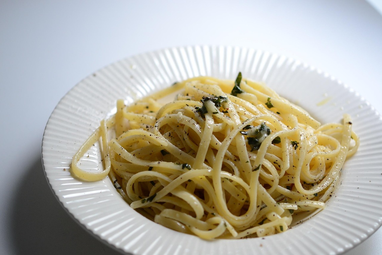 Pasta al limone con crema cremosa, decorata con scorza di limone fresco.
