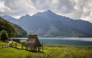 Lago pittoresco in Italia, con acque blu e montagne circostanti, simile a un fiordo norvegese.