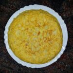 Frittata alta e soffice su un piatto, pronta per essere servita.