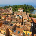 Vista panoramica del borgo di Verona con case colorate e strade acciottolate, immerso nella natura.