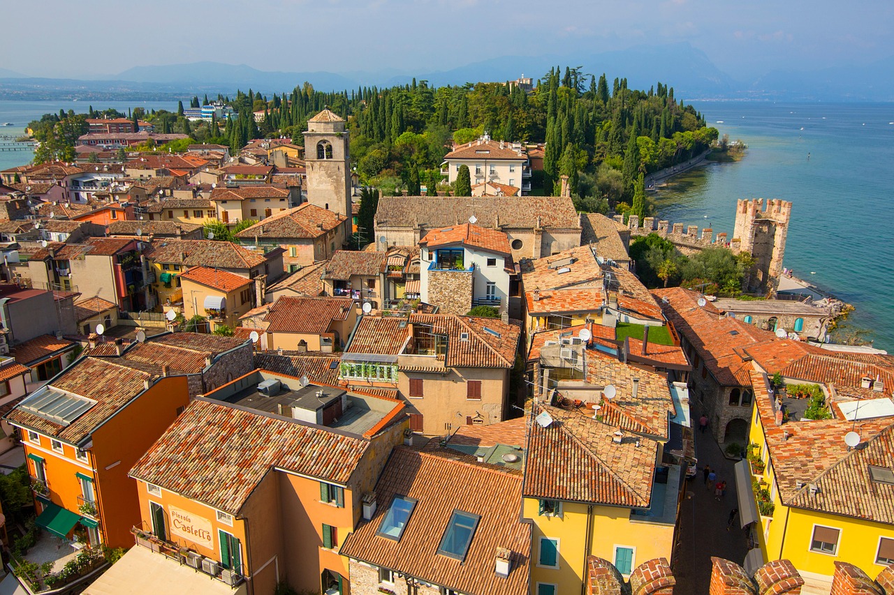 Vista panoramica del borgo di Verona con case colorate e strade acciottolate, immerso nella natura.