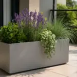 Quali piante abbinare in una fioriera da esterni elegante? Soluzioni che valorizzano il design del terrazzo